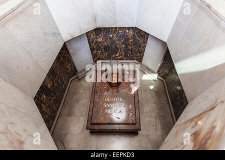 La "flamme éternelle',maintenu allumé en mémoire de la Patriots.L'autel de la Patria, Parque de la Independencia, (Puerta del Conde), Z Banque D'Images