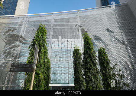 L'arbre du vent, l'art cinétique sculpture à l'hôtel Marina Bay Sands casino à Singapour, par artiste Ned Kahn et Moshe Safdie. Banque D'Images