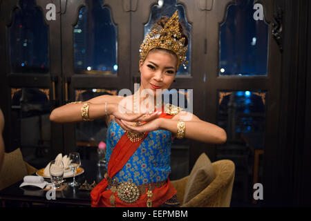 Spectacle de danse classique thaïlandais au Restaurant Salathip, Shangri La Hotel, Bangkok, Thailande, Asie,. Salathip est situé au large de Banque D'Images