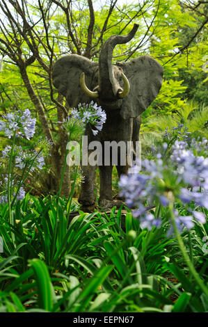 Malkerns, le Swaziland, l'éléphant d'ornement de sculpture dans jardin, fleurs, plantes, jardins, décoration Banque D'Images