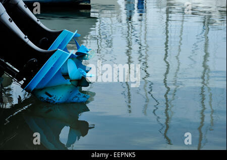 Still Life de 2 hélices moteur bateau moteur reflétant sur l'eau dans des ports de plaisance du port de Durban Banque D'Images