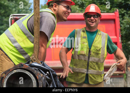 Les travailleurs de la construction d'eau principale directeurs en place Banque D'Images