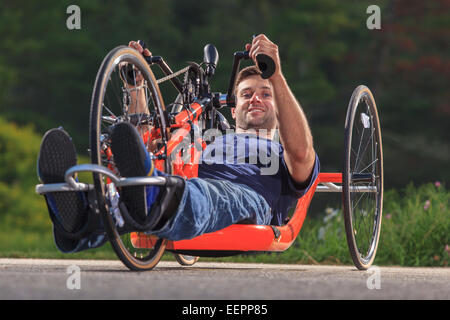 L'homme avec de la moelle épinière sur son cycle d'adaptation personnalisée part Banque D'Images