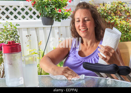 Femme avec le spina-bifida jardin nettoyage table avec des béquilles à proximité Banque D'Images