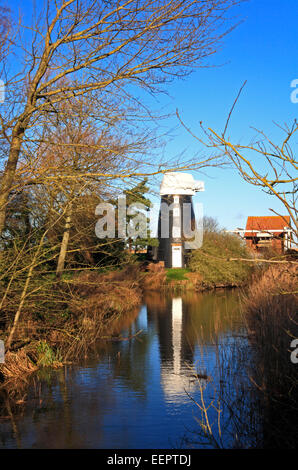 Une vue de la digue et moulin de Drainage Norton par la rivière Yare sur les Norfolk Broads, Angleterre, Royaume-Uni. Banque D'Images