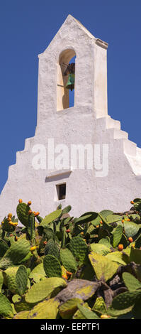 Une vue en gros au Saint John's église orthodoxe en Chora (Hora) village, dans l'île de Sifnos, Cyclades, Grèce Banque D'Images