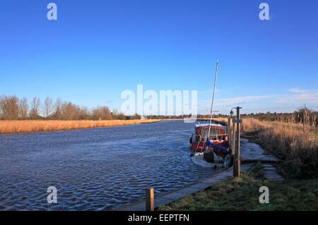 Une vue de la rivière Yare sur les Norfolk Broads au Norton Staithe, près de Reedham, Norfolk, Angleterre, Royaume-Uni. Banque D'Images