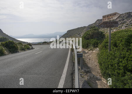 Sur la route avec vue sur la baie de la péninsule de Formentor. Vue de Puerto Pollensa sur la basse partie large de la route de Formentor lighthouse. Banque D'Images
