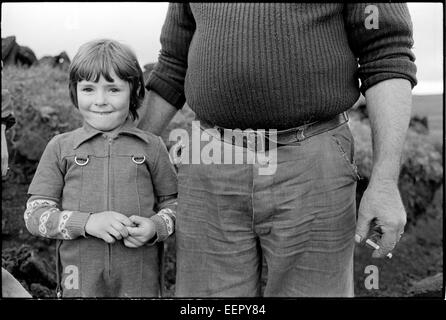 Grand-père et sa petite-fille, tandis que la tourbe, Shetland. Banque D'Images