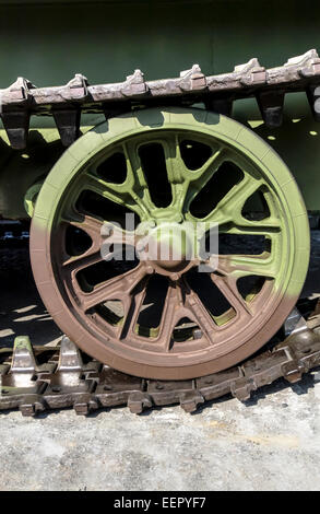 Rouleaux de Caterpillar tank close up Banque D'Images