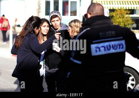 Tel Aviv, Israël. 21 Jan, 2015. Une femme réagit sur la scène où un couteau attaque s'est produite dans l'autobus no 40 à Tel Aviv, Israël, le 21 janvier 2015. Au moins 16 personnes ont été blessées dans une attaque de poignard dans un bus bondé dans la ville israélienne côtière centrale de Tel Aviv le mercredi matin, lors d'un incident soupçonné par la police comme "une attaque terroriste." Source : Xinhua/JINI/Alamy Live News Banque D'Images