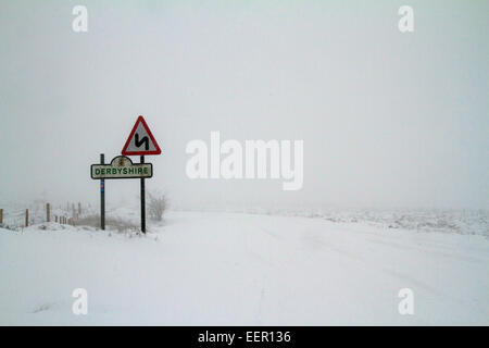 Sheffield, Royaume-Uni. 21 Jan, 2015. Le poids de la neige continue de tomber à Sheffield 21/01/2015, près de white out conditions au Derbyshire border Crédit : Gary Bagshawe/Alamy Live News Banque D'Images