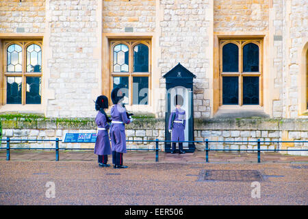 Gardes de la Tour de Londres en patrouille à l'extérieur de la caserne de Waterloo le jour de l'hiver, Londres, Angleterre, Royaume-Uni Banque D'Images