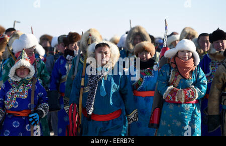 Bannière Ujimqin l'Est de la Chine, région autonome de Mongolie intérieure. 21 Jan, 2015. Les gens de l'ethnie mongole prendre part à la cérémonie d'hiver d'un Nadam Bannière Ujimqin dans l'Est de la Chine du nord, région autonome de Mongolie intérieure, le 21 janvier 2015. Nadam de masse est un festival mongol traditionnel où les gens célébrer les récoltes et prier pour la bonne chance. Les nomades locaux participeront à une série de manifestations sportives, telles que le tir à l'arc, courses de chevaux, les courses de chameaux et de lutte mongole. Credit : Ren Junchuan/Xinhua/Alamy Live News Banque D'Images