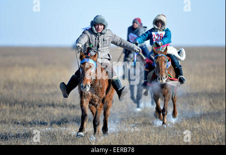 Bannière Ujimqin l'Est de la Chine, région autonome de Mongolie intérieure. 21 Jan, 2015. Bergers prendre part à une course de chevaux au cours d'un hiver au Nadam Bannière Ujimqin, Chine du nord, région autonome de Mongolie intérieure, le 21 janvier 2015. Nadam de masse est un festival mongol traditionnel où les gens célébrer les récoltes et prier pour la bonne chance. Les nomades locaux participeront à une série de manifestations sportives, telles que le tir à l'arc, courses de chevaux, les courses de chameaux et de lutte mongole. Credit : Ren Junchuan/Xinhua/Alamy Live News Banque D'Images