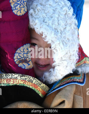 Bannière Ujimqin l'Est de la Chine, région autonome de Mongolie intérieure. 21 Jan, 2015. Un enfant s'appuie à la mère au cours d'un hiver au Nadam Bannière Ujimqin, Chine du nord, région autonome de Mongolie intérieure, le 21 janvier 2015. Nadam de masse est un festival mongol traditionnel où les gens célébrer les récoltes et prier pour la bonne chance. © Ren Junchuan/Xinhua/Alamy Live News Banque D'Images