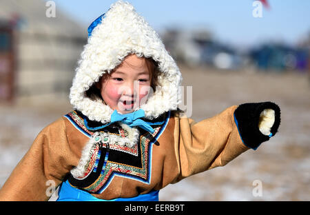Bannière Ujimqin l'Est de la Chine, région autonome de Mongolie intérieure. 21 Jan, 2015. Une fille joue au cours d'un hiver au Nadam Bannière Ujimqin, Chine du nord, région autonome de Mongolie intérieure, le 21 janvier 2015. Nadam de masse est un festival mongol traditionnel où les gens célébrer les récoltes et prier pour la bonne chance. © Ren Junchuan/Xinhua/Alamy Live News Banque D'Images