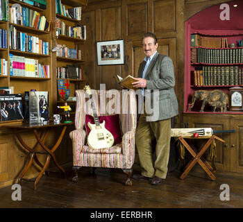 L'acteur John Challis photographié à la maison dans le Shropshire. Il a joué "Boycie' un vendeur utilisé de voiture dans le drame "Seuls les imbéciles et les chevaux' Banque D'Images