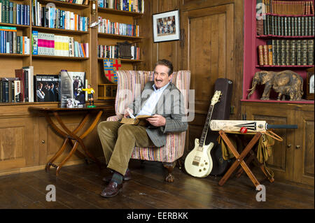 L'acteur John Challis photographié à la maison dans le Shropshire. Il a joué "Boycie' un vendeur utilisé de voiture dans le drame "Seuls les imbéciles et les chevaux' Banque D'Images