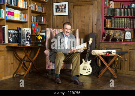 L'acteur John Challis photographié à la maison dans le Shropshire. Il a joué "Boycie' un vendeur utilisé de voiture dans le drame "Seuls les imbéciles et les chevaux' Banque D'Images