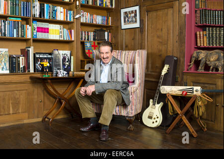 L'acteur John Challis photographié à la maison dans le Shropshire. Il a joué "Boycie' un vendeur utilisé de voiture dans le drame "Seuls les imbéciles et les chevaux' Banque D'Images