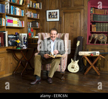 L'acteur John Challis photographié à la maison dans le Shropshire. Il a joué "Boycie' un vendeur utilisé de voiture dans le drame "Seuls les imbéciles et les chevaux' Banque D'Images