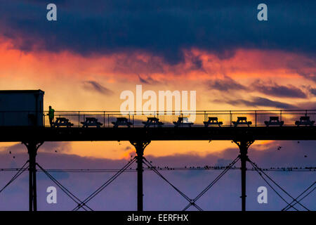 Aberystwyth, Pays de Galles, Royaume-Uni. Le 20 janvier, 2015. Météo France : le coucher du soleil derrière la jetée de Aberystwyth comme les étourneaux s'installer au perchoir en vertu de l'embarcadère pour la nuit Photo : Alan Hale/Alamy Live News Banque D'Images