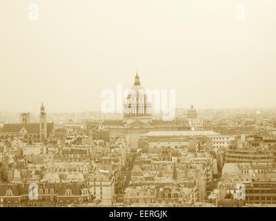 Toits de Paris avec le dôme de l'Hôtel des Invalides Banque D'Images