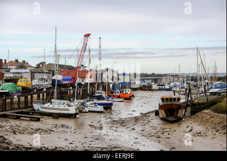 Newhaven East Sussex UK - quai de quai de port à marée basse avec des bateaux assis sur la boue Banque D'Images