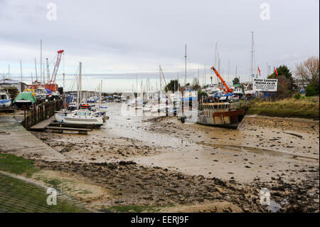 Newhaven East Sussex UK - quai de quai de port à marée basse avec des bateaux assis sur la boue Banque D'Images