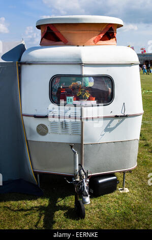 Vue avant du Puck Eriba caravane avec petit toit pop-up à un spectacle en anglais Banque D'Images
