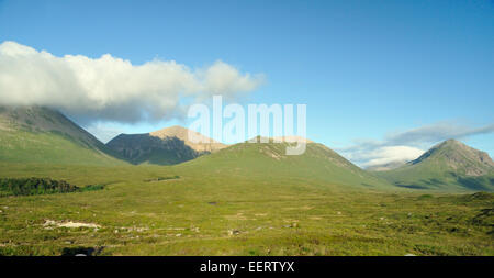 Squrr Mhairi (à gauche, dans les nuages), Beinn Dearg Mhor, Druim na Ruaige, & Marsco (droite) Glen Sligachan, Skye Banque D'Images