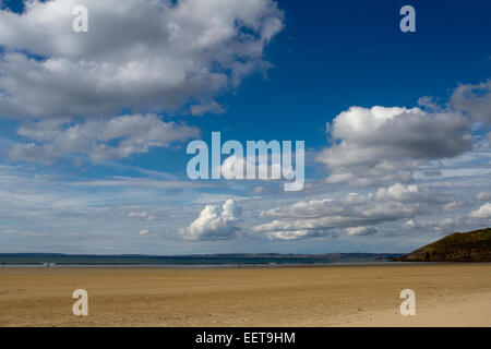 La plage de Sainte-Anne La Palud près de Douarnenez dans le sud Finistère Région Bretagne sur une journée ensoleillée avec un ciel bleu Banque D'Images