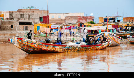 Des barques de pêche dans le fleuve Sénégal, Saint Louis, Sénégal. Banque D'Images