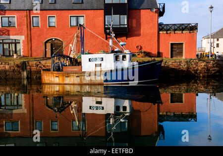 Le bateau de pêche amarré dans des 'Fulmar le vieux port / port de Dunbar, sur la côte est de l'Ecosse. Banque D'Images