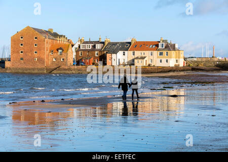 Un couple marche main dans la main le long de la plage à North Berwick, en Écosse. Banque D'Images