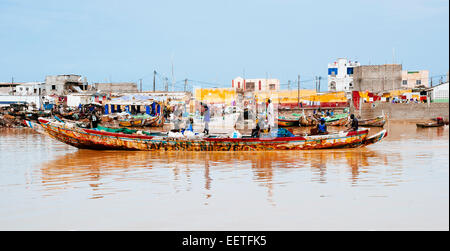 Des barques de pêche dans le fleuve Sénégal, Saint Louis, Sénégal. Banque D'Images