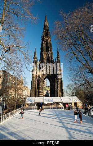 Le Scott Monument à Princess Street Gardens, vues plus de patinoire, Édimbourg, Écosse Banque D'Images