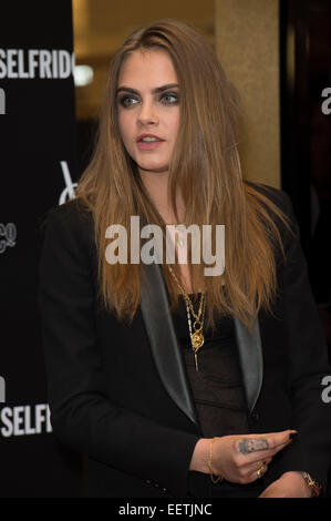 Modèle Cara Delevingne britannique apparaît au magasin Selfridges Oxford St. à Londres dans le cadre d'YSL campagne. Banque D'Images