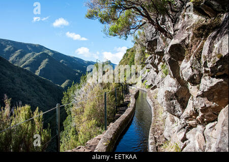 Canal d'Irrigation et Sentier Levada près de Rabacal, Madère avec Panorama Banque D'Images