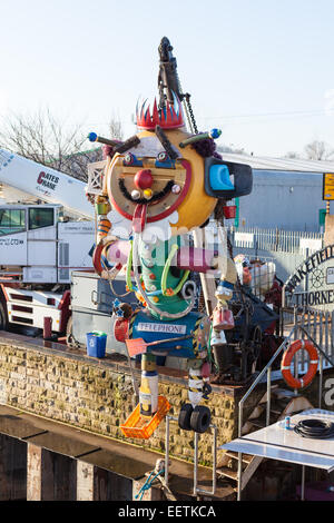 Sculpture made out of junk au chantier naval à l'extérieur de la Hepworth Wakefield. Banque D'Images