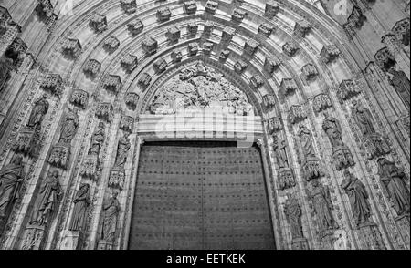 Séville - La porte principale à l'ouest (Puerta de la Asuncion) de cathédrale de Santa Maria de la Sede Banque D'Images