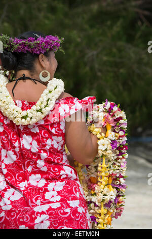 Polynésie Française, îles Australes, Raivavae. Cérémonie d'accueil polynésien avec des fleurs fraîches. Banque D'Images