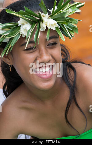 Polynésie Française, îles Australes, Raivavae. Happy girl polynésien avec palm et fleurs coiffure. Banque D'Images