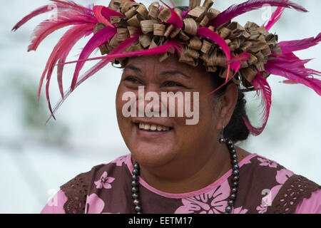 Polynésie Française, îles Australes, Raivavae. Femme polynésienne locale, après l'église le dimanche, dans la belle ville de palm hat. Banque D'Images