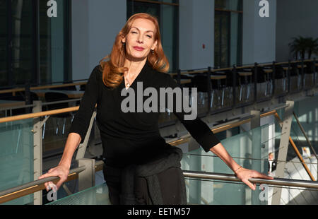 L'actrice et star musical Ute Lemper sourire alors qu'elle pose après une conférence de presse du Festival de la Ruhr 2015 au festival Theatre à Recklinghausen, Allemagne, 21 janvier 2015. Lemper est de donner une représentation avec la première mondiale de la comédie musicale "9 Secrets' cette année au Festival de la Ruhr. Le jeu comporte des passages de texte mis en musique à partir de la livre "anuscript trouvés à Accra' par l'auteur brésilien Paulo Coelho. Photo : Bernd Thissen/dpa Banque D'Images