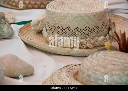 Polynésie Française, îles australes (aka le Tuha'a PAE), Tupua'i Îles, île de Rurutu. Haute qualité traditionnel chapeau de pandanus. Banque D'Images