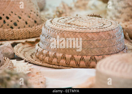 Polynésie Française, îles australes (aka le Tuha'a PAE), Tupua'i Îles, île de Rurutu. Haute qualité traditionnel chapeau de pandanus. Banque D'Images