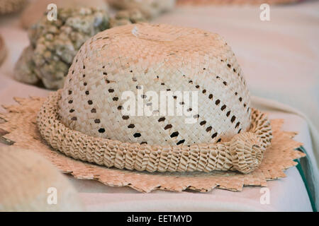 Polynésie Française, îles australes (aka le Tuha'a PAE), Tupua'i Îles, île de Rurutu. Haute qualité traditionnel chapeau de pandanus. Banque D'Images