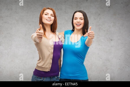 Deux smiling girls showing Thumbs up Banque D'Images
